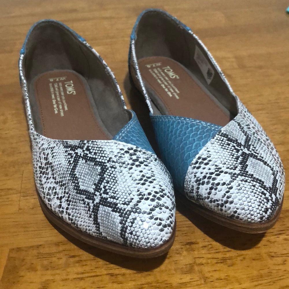 Toms flats- never worn